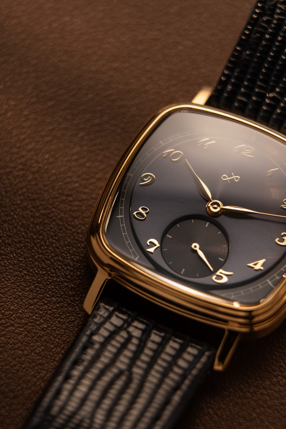 1954 Amalfi Mechanical Gold Midnight Blue, detail