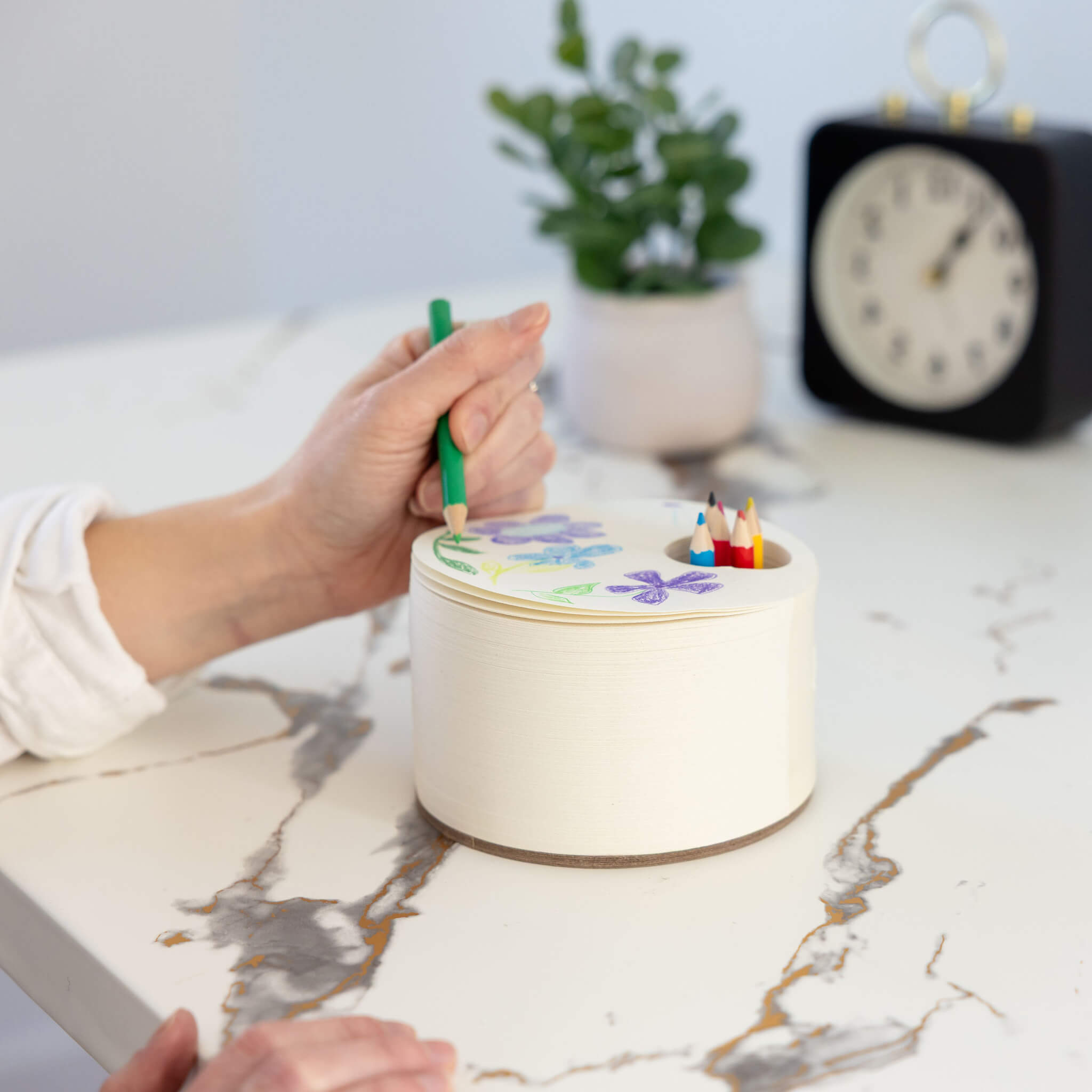 Jotblock Full-Circle Chunky Sketchpad with the six color pencils stored in the cutout