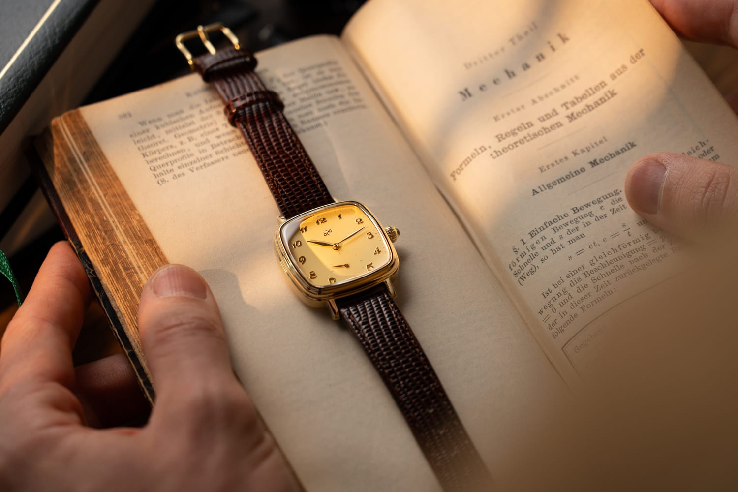 1954 Capri Mechanical Gold Vintage Cream, lifestyle view