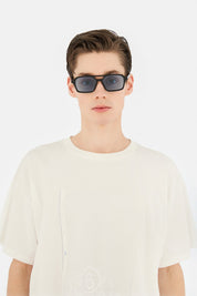 Model wearing MM6 Maison Margiela Lunettes 7 in Noir Azure