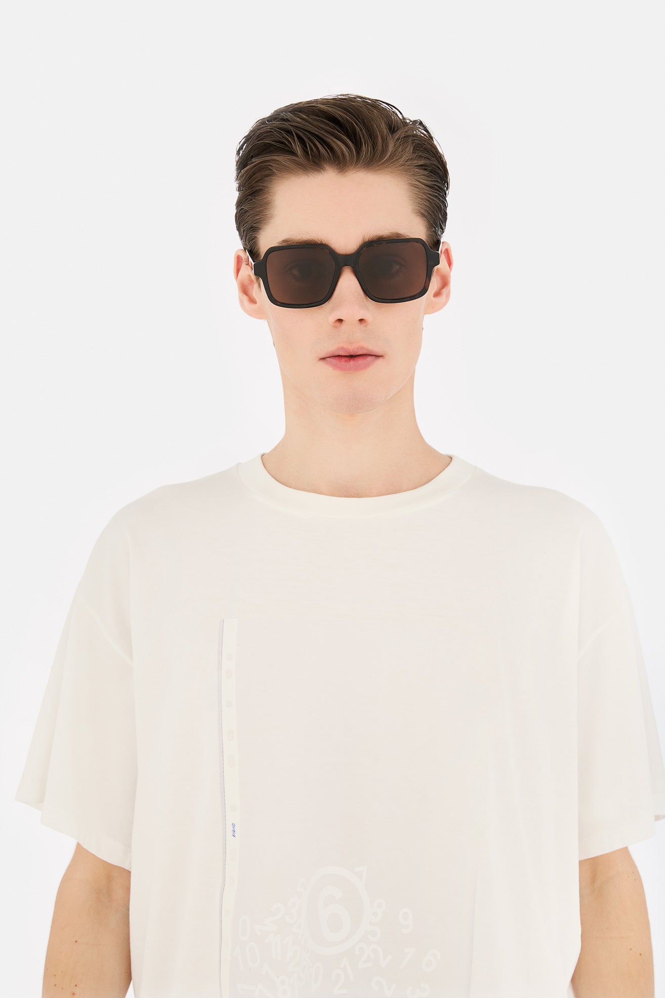 Model wearing MM6 Maison Margiela Lunettes 4 in Havana