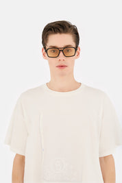 Model wearing MM6 Maison Margiela Lunettes 7 in Havana