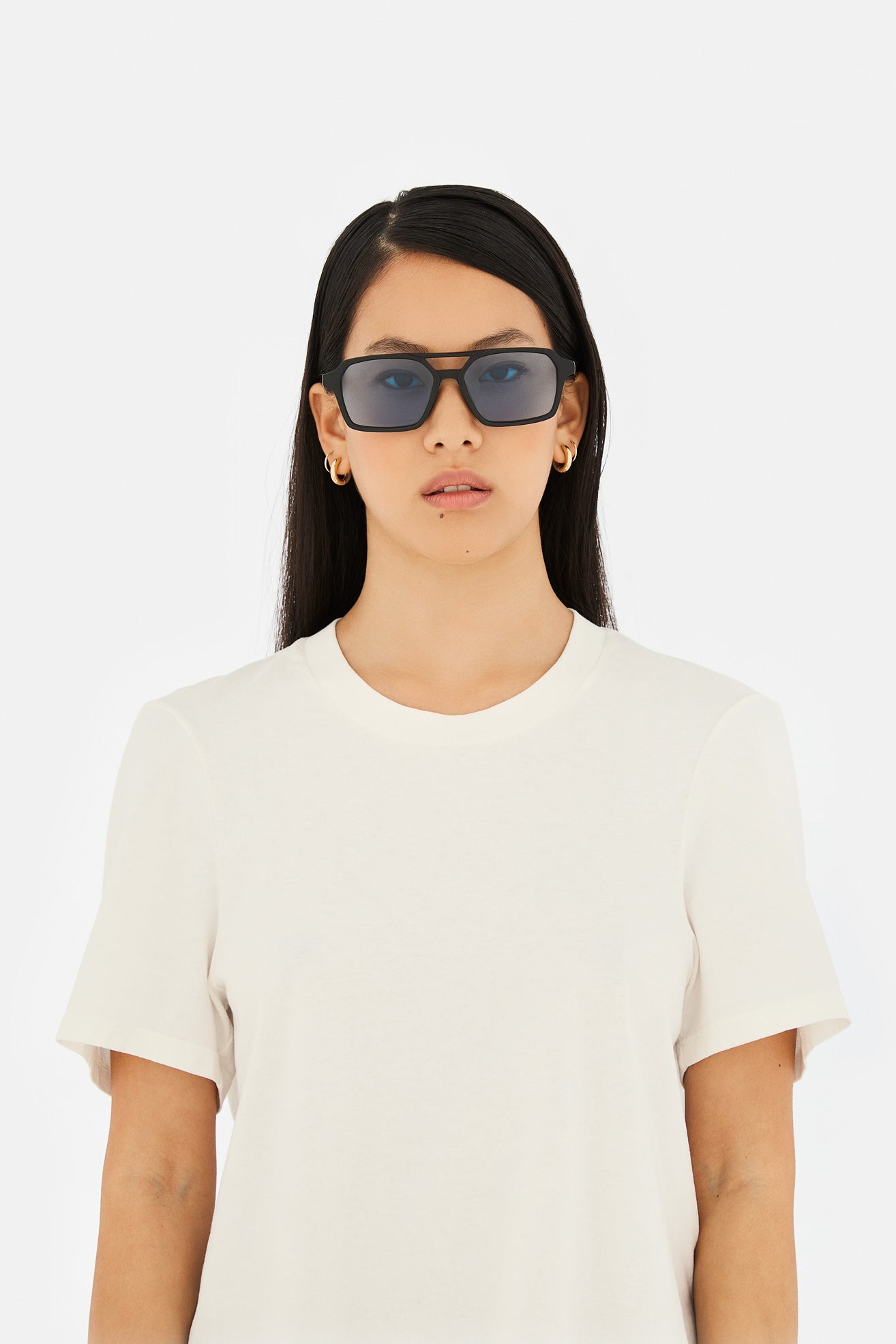 Model wearing MM6 Maison Margiela Lunettes 7 in Noir Azure, side view