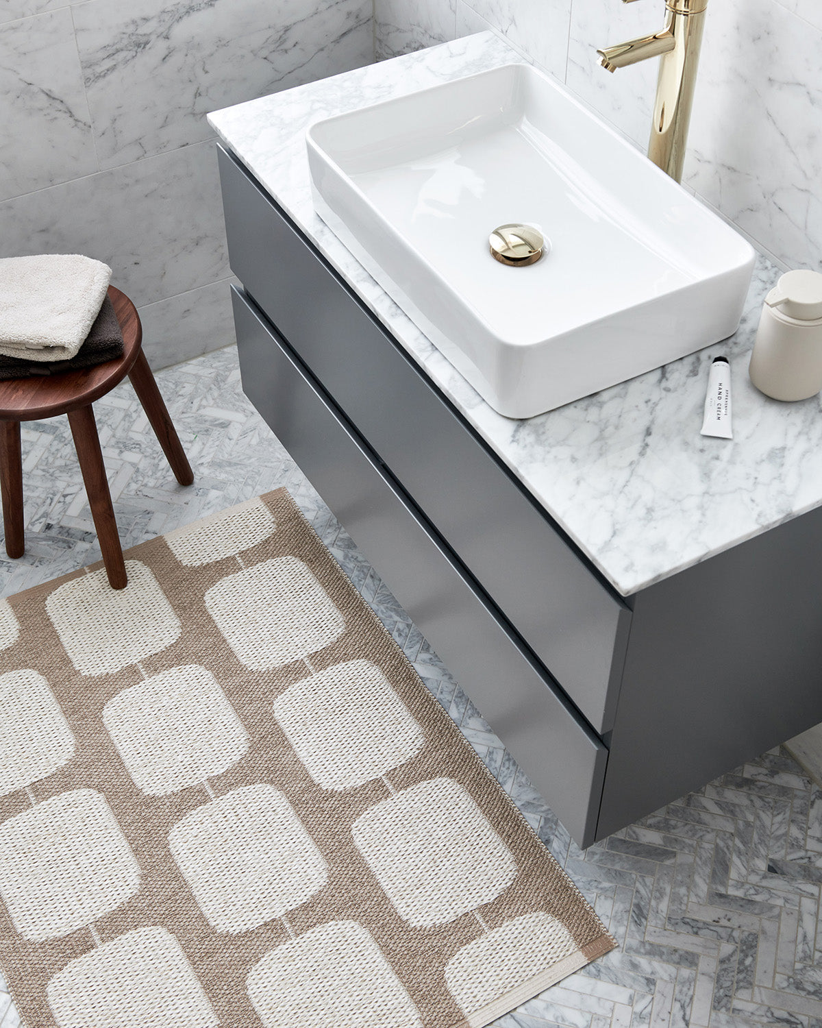 Pappelina STEN Light Nougat bathroom setting