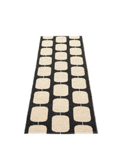 Pappelina STEN rug in Black