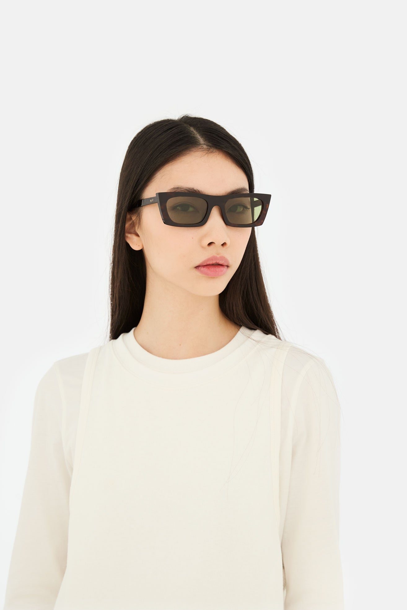 Model wearing RETROSUPERFUTURE Fred 2.0 in 3627 dark Havana with bottle green lenses