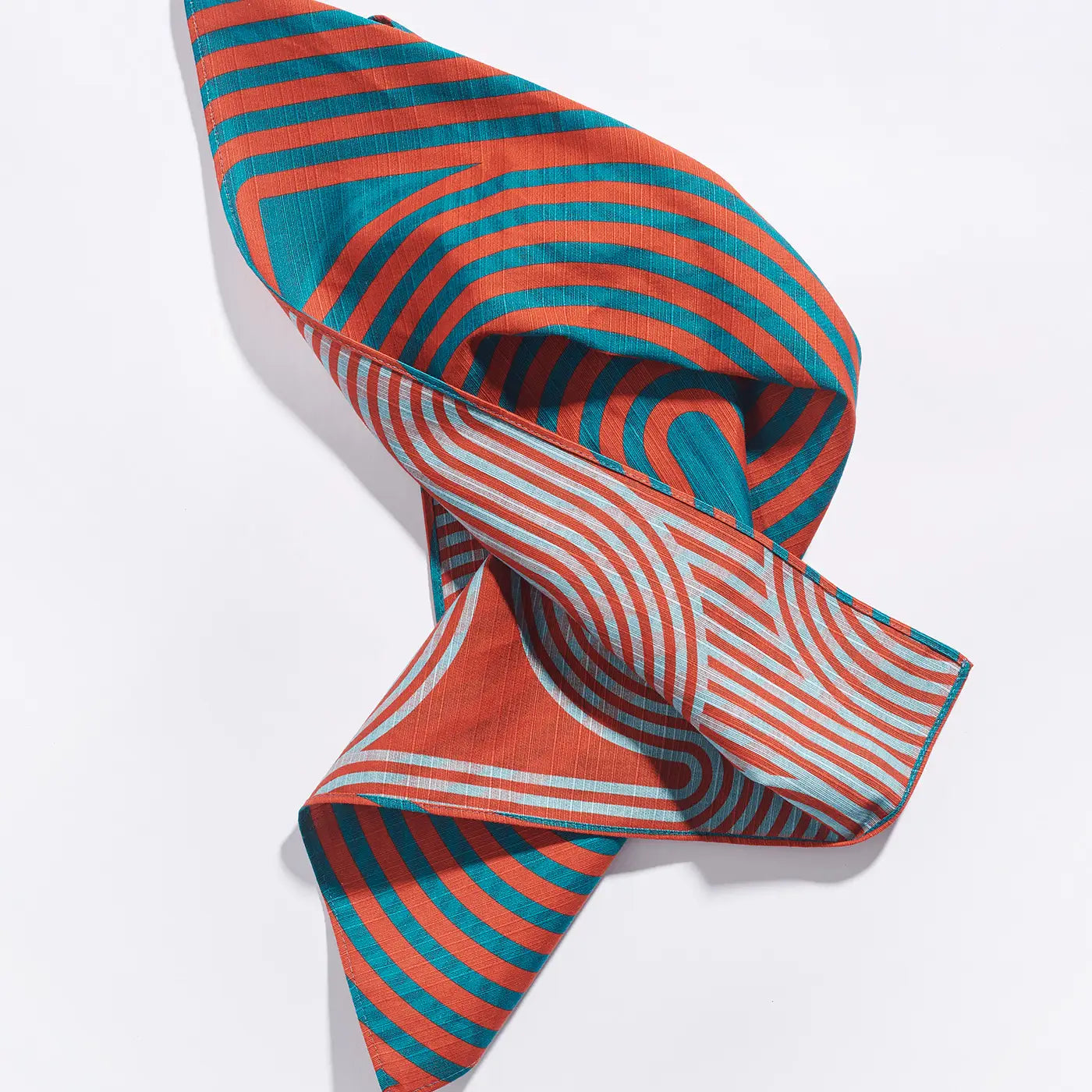 Tortuga_Forma_Dinner_Napkin_Comb_Garnet_3.webp